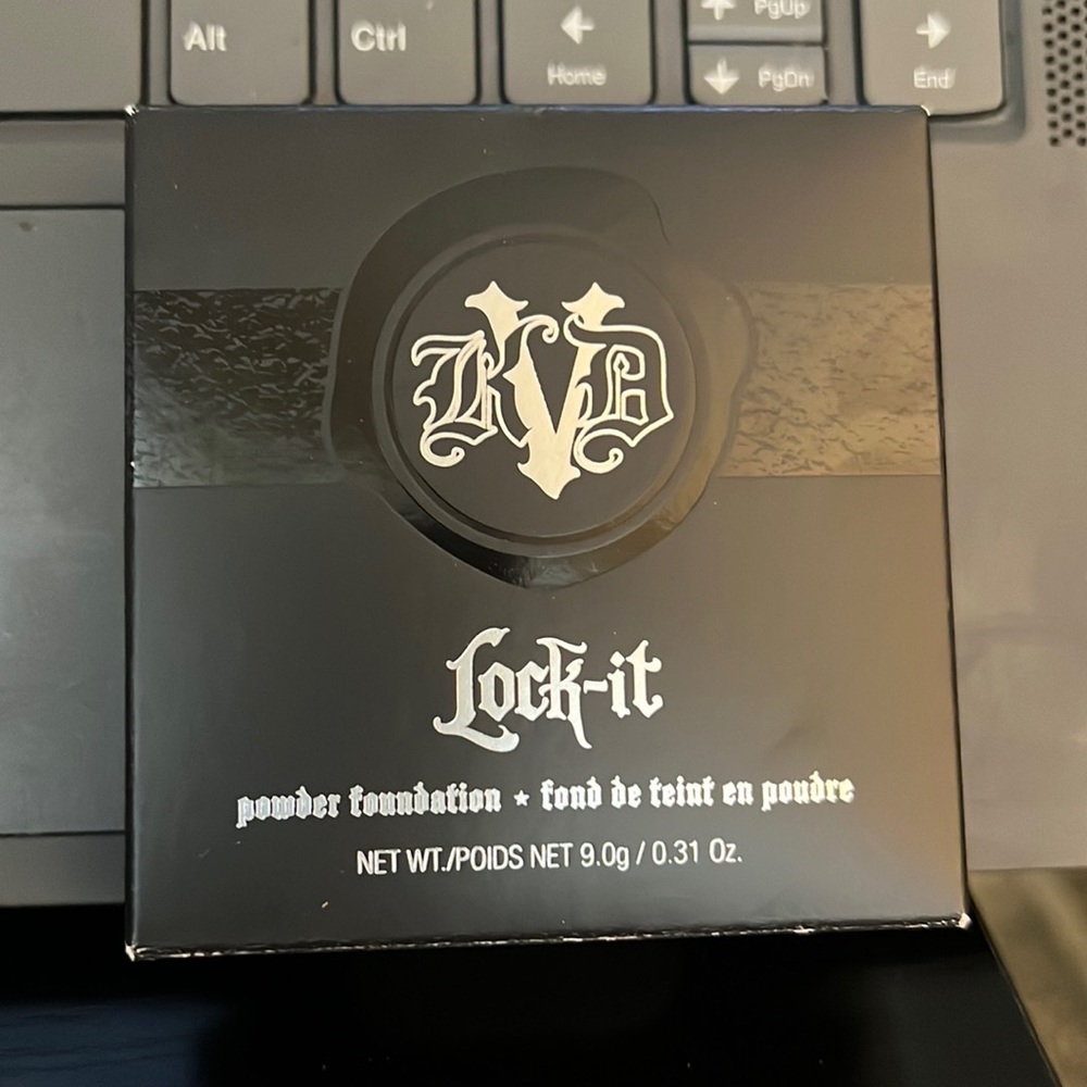 Kat Von D lock it powder foundation light 130